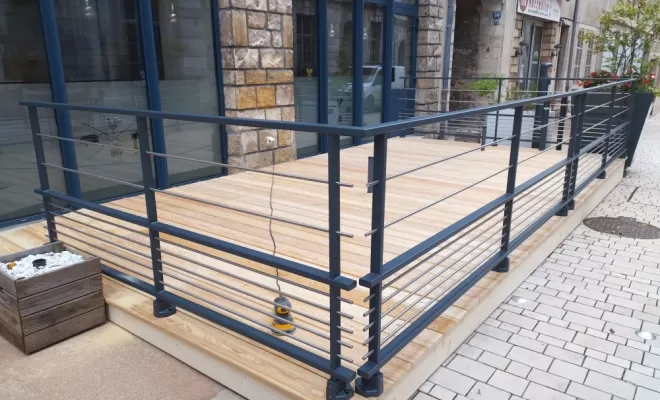Création d'une terrasse en bois et pose de balustrade à Poligny, Bans, LFX